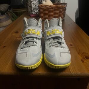 Nike Lebron Zoom Soldier 7 VII Sonic Yellow Grey Size 7Y Sneakers 599264-001